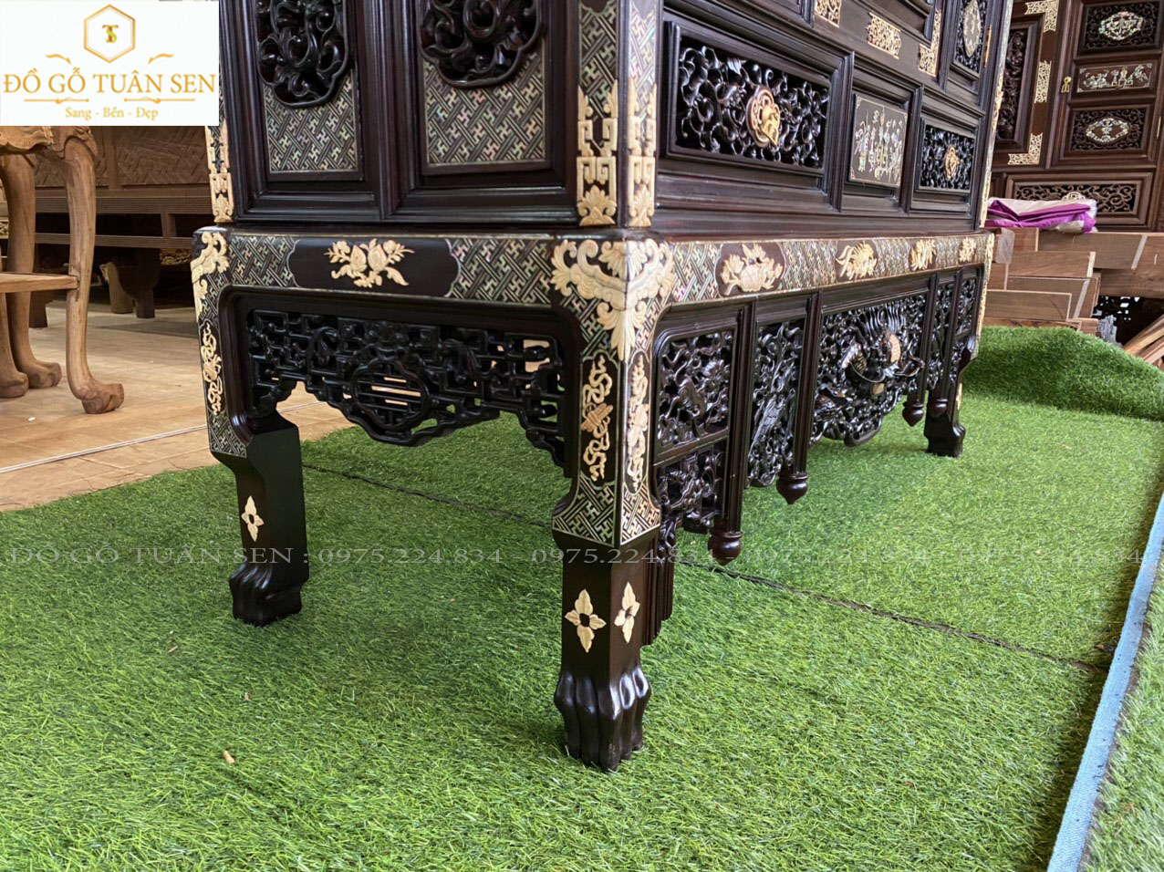 tủ thờ huế được khảm toàn bộ ốc đẹp và ngà voi quý hiếm 